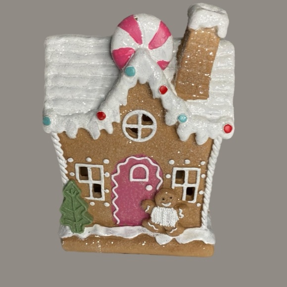 Cupcakes and Cashmere Light Up Christmas Gingerbread Cottage - Picture 1 of 5
